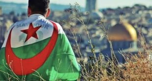 الشعب الفلسطيني يدافع عن الجزائر