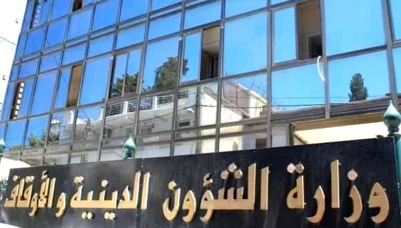 اللجنة الوزارية للفتوى تدعو إلى العودة لتطبيق إجراءات التباعد الاجتماعي