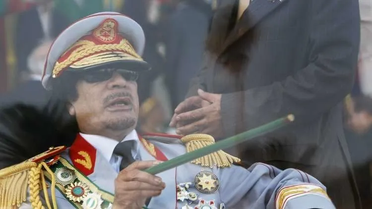 الحارسة الشخصية للزعيم الليبي عائشة الفيتوري تثير الجدل.. “القذافي لا يزال حيا!”