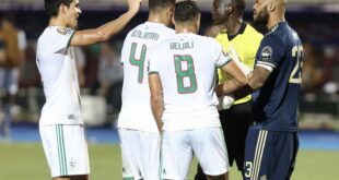 مناصر جزائري يستفز لاعب كاميروني بـ الحكم الغامبي باكاري غاساما