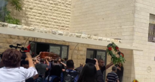 الاحتلال الصهيوني يشن هجوما عنيفا على موكب جنازة الصحفية شيرين أبو عاقلة
