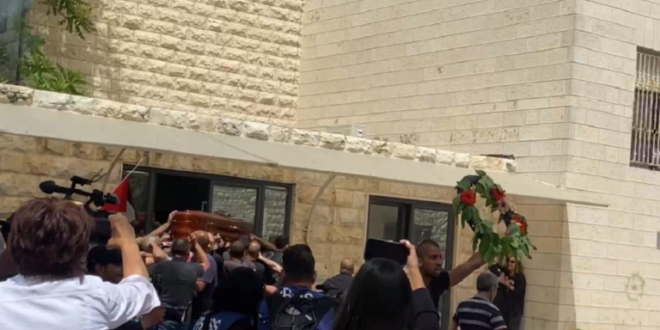 الاحتلال الصهيوني يشن هجوما عنيفا على موكب جنازة الصحفية شيرين أبو عاقلة