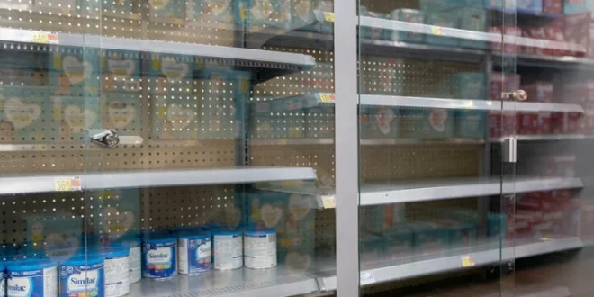 بايدن ينشئ جسراً جوياً لحلّ أزمة نقص حليب الأطفال في الولايات المتحدة