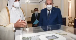 سفير دولة قطر بالجزائر يعرض مجسمات ملاعب المونديال على الرئيس تبون