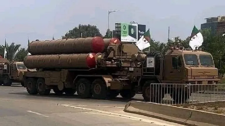 شاهد استعراض عسكري ضخم للجيش بمناسبة ستينية الإستقلال
