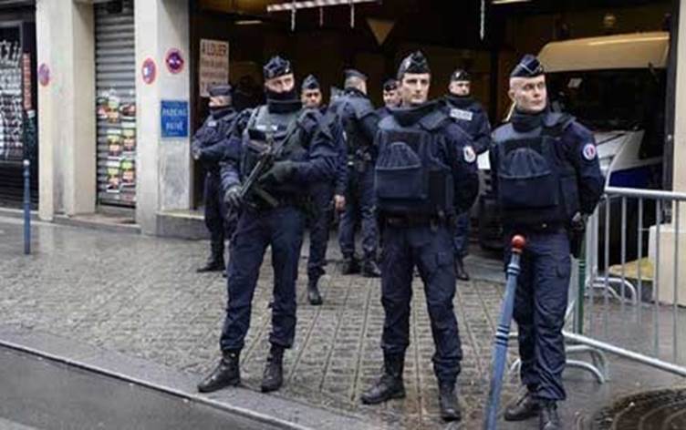 الشرطة الفرنسية تعتقل جزائرية قاصر بتهمة الإعتداء العنيف
