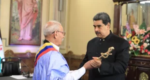 الرئيس الفنزويلي نيكولاس مادورو يمنح وسام خاص للرئيس الصحراوي