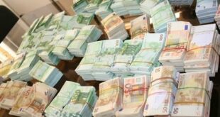 توقيف امرأتين في مطار وهران بتهمة تهريب العملة الصعبة