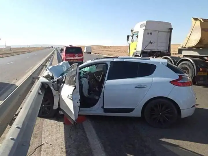 حادث اصطدام بين سيارتين يسفر عن 8 إصابات في بلدية المزرعة