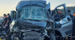 حادث مرور مميت في المدية 4 قتلى و38 جريحًا في تصادم سيارة نفعية وشاحنة