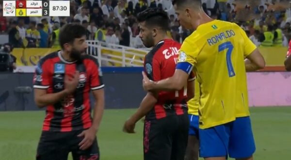 فيديو: رونالدو يفاجئ بتدخله قبل ركلة الجزاء ويؤثر في القرار ضد الرائد