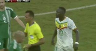 فيديو ساديو ماني يشعل غضبه ضد لاعبي الجزائر والحكم في المباراة