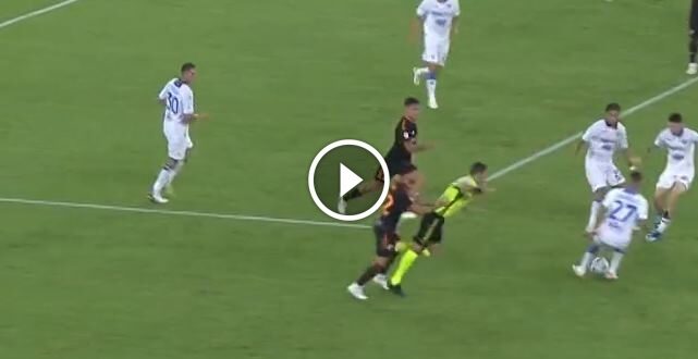 فيديو: حسام عوار يدفع الحكم ويتسبب في إصابته في الدوري الإيطالي