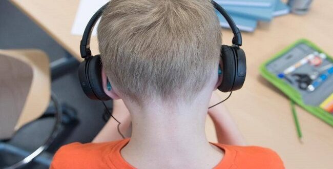 مخاطر استخدام أطفالنا لسماعات الرأس: دراسة تحذيرية تكشف الآثار الصحية السلبية