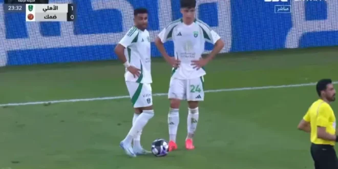رياض محرز يبدع بركلة حرة خادعة تذهل الجميع